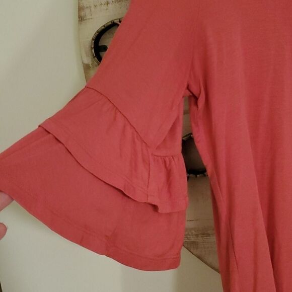 Flowy lightweight 3/4 bell sleeve top - Picture 2 of 3